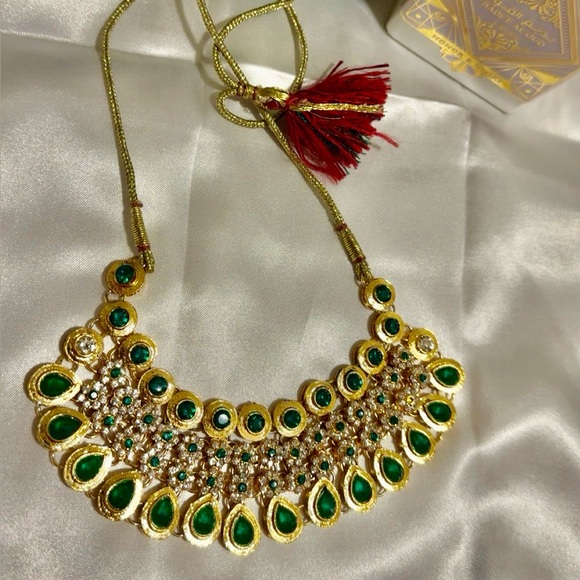 Luxurious Emerald and Gold Necklace - Picture 3 of 6